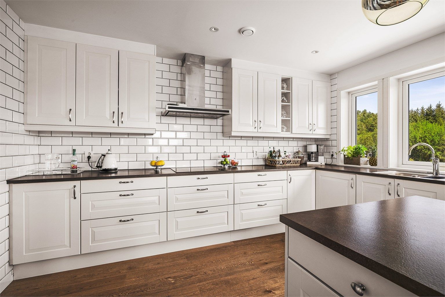 Kjøkkenet har ekstremt god oppbevaringsplass, her er det god plass til flere på kjøkkenet.