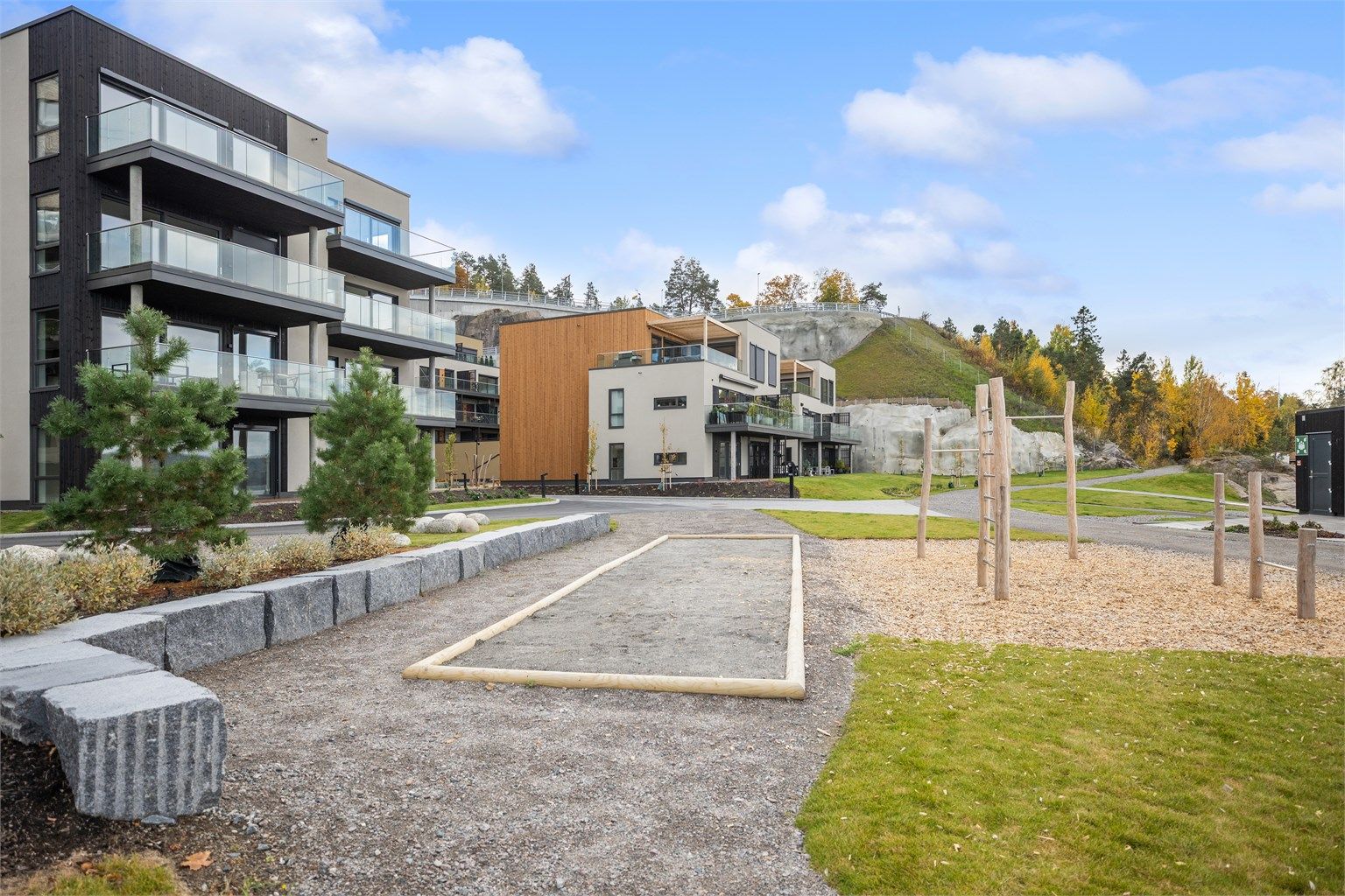 Området byr på opparbeidede fellesarealer med bocciabane, lekeapparater og grønne møteplasser.