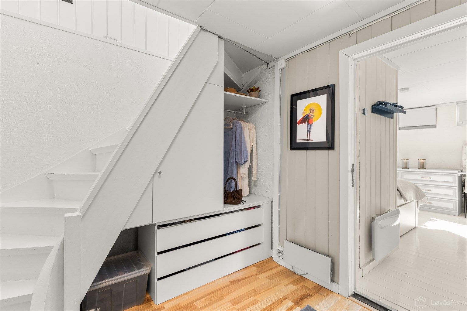 Under trappen i kjelleren er plassen smart utnyttet med integrert oppbevaring.