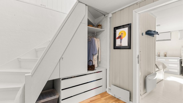 Under trappen i kjelleren er plassen smart utnyttet med integrert oppbevaring.