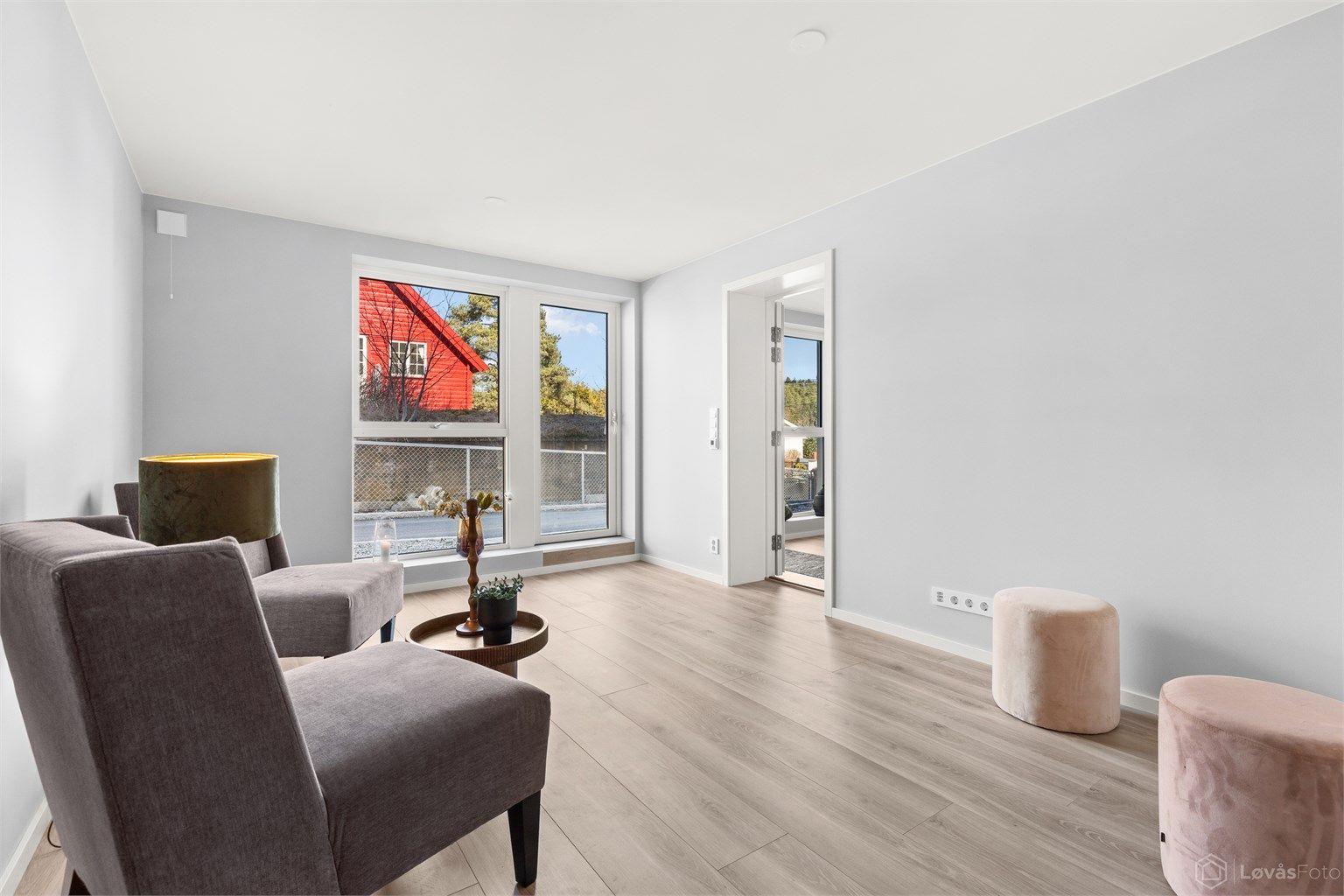 Stue 2 med gulvvarme og nyere 1-stavs laminat (her kan evt. hybel 2 etableres). Egen inngang samt at det er klargjort for montering av hybelkjøkken