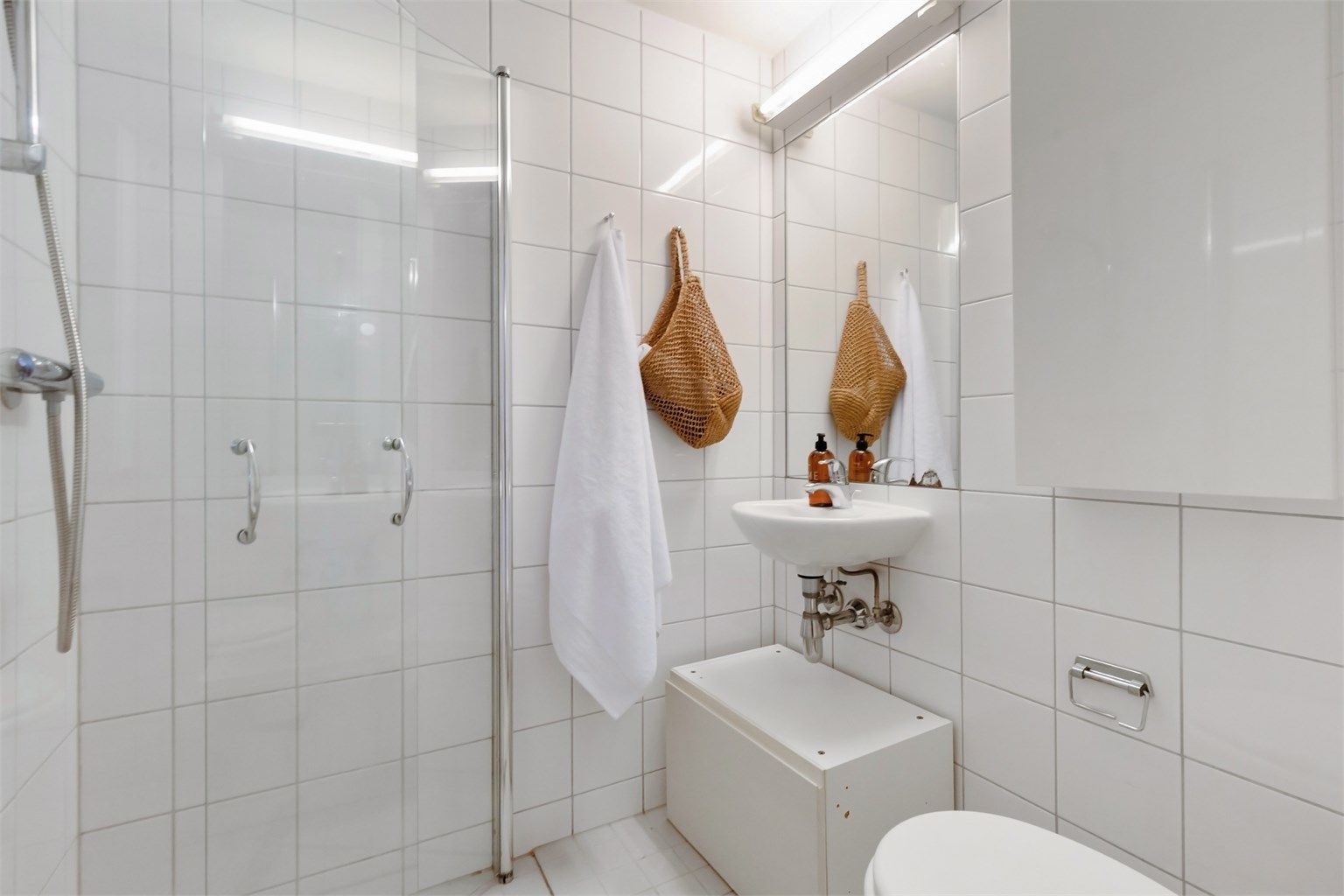 Baderommet er fra 2016 og fremstår moderne og funksjonelt, med flislagt gulv med varmekabler og flislagte vegger