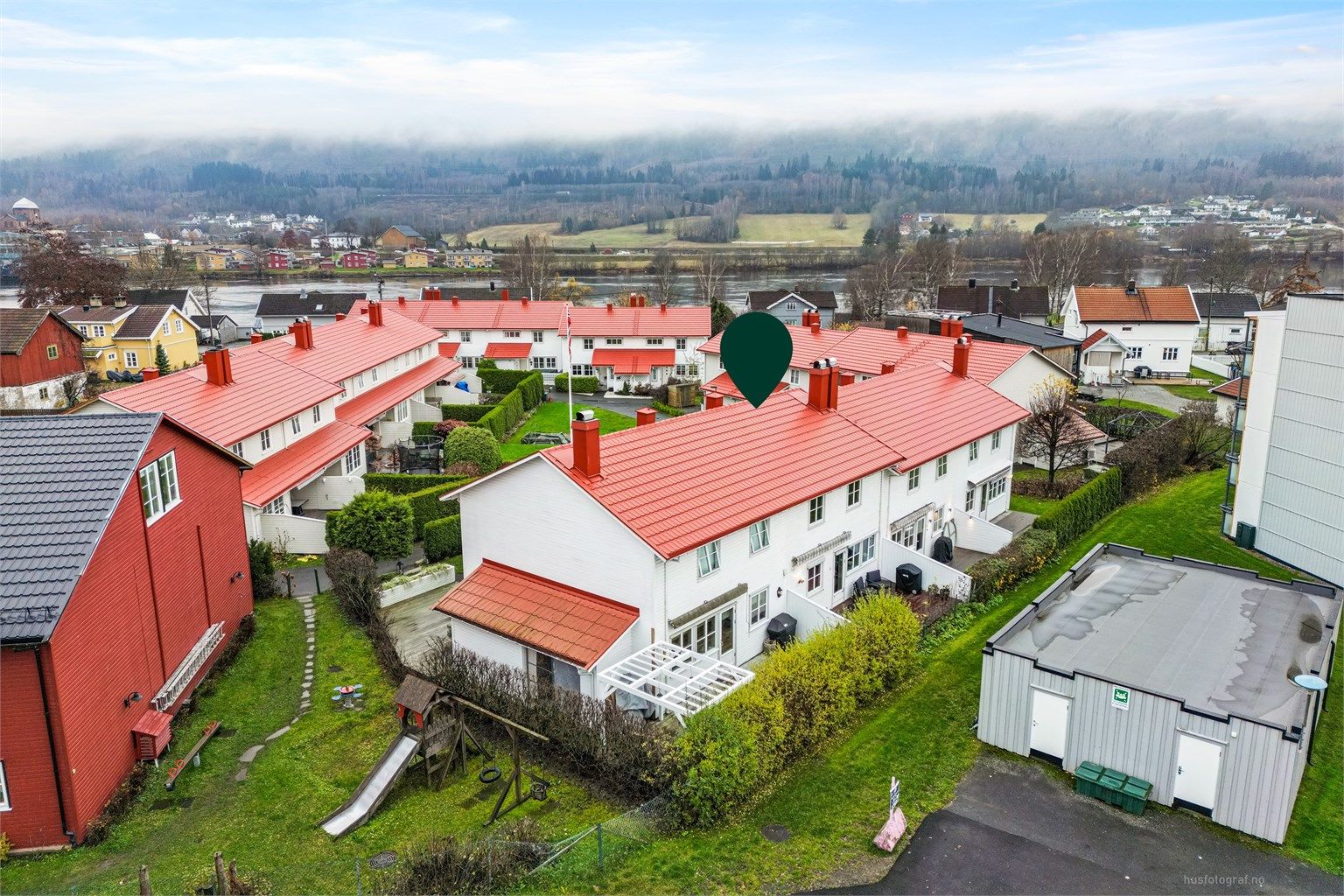 Nabolaget har flere lekeplasser og er ideelt for barnefamilier.