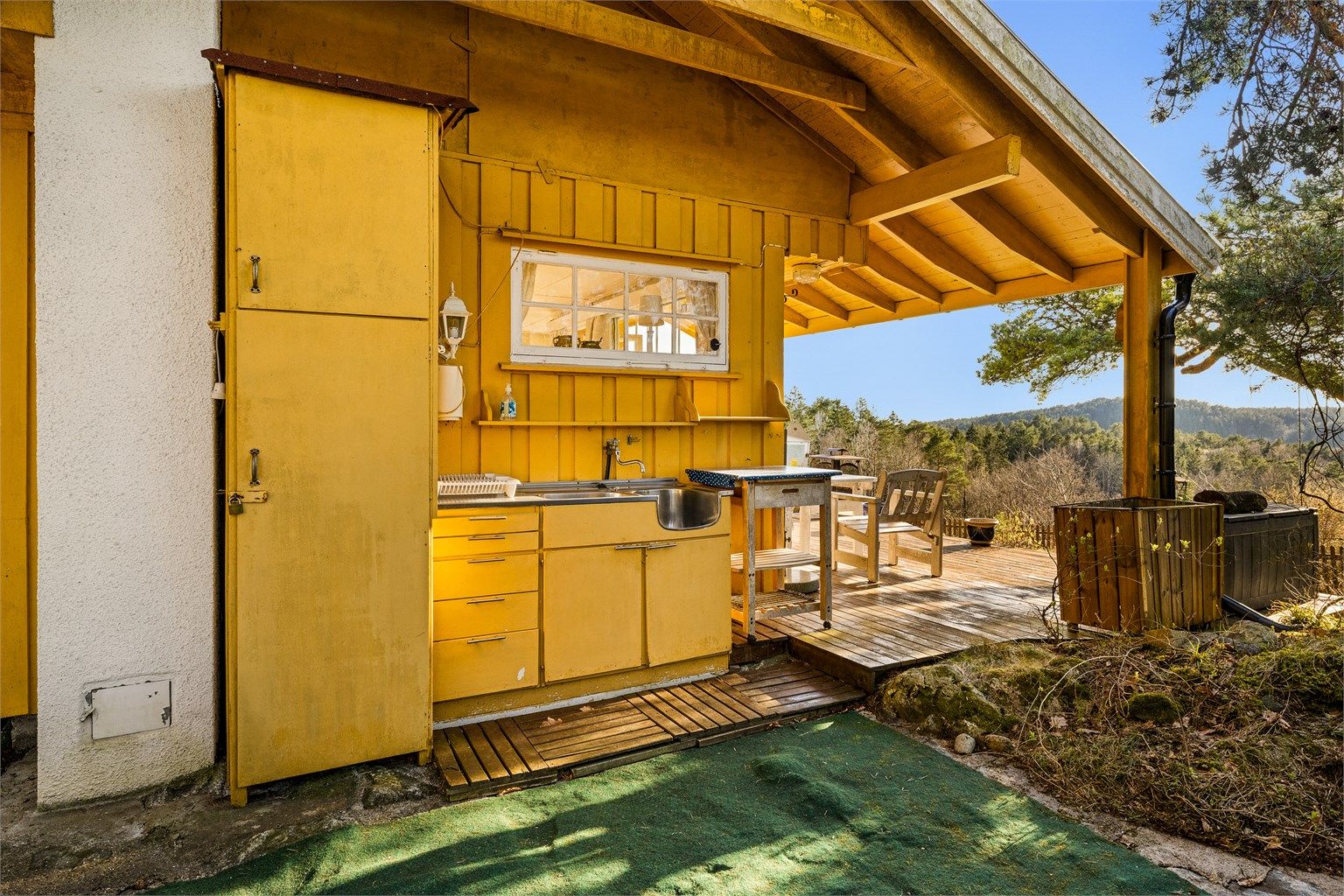 Utekjøkken under tak er litt slitent, men har vært mye brukt og til stor glede for nåværende eiere.