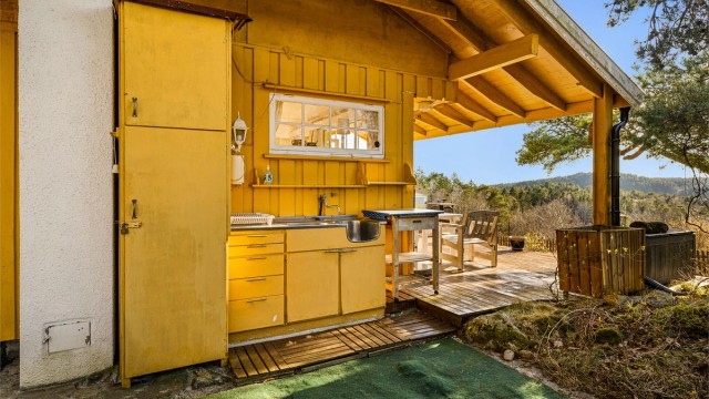 Utekjøkken under tak er litt slitent, men har vært mye brukt og til stor glede for nåværende eiere.