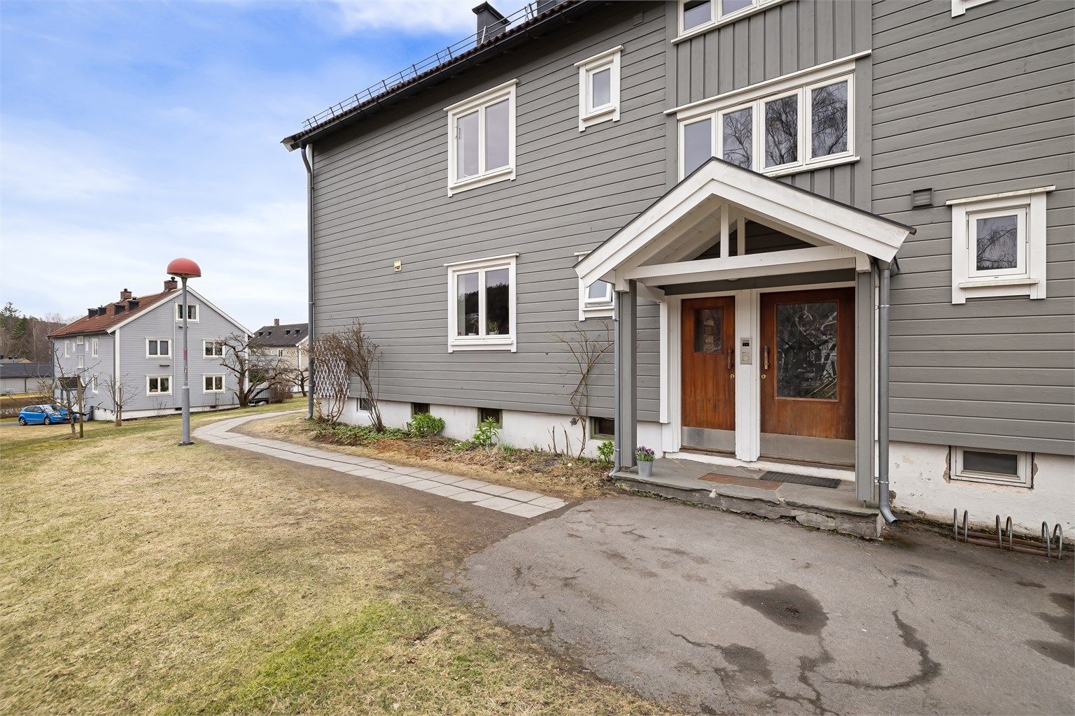 Her løper og sykler barn på bilfrie veier mellom husene - ren barndomsidyll