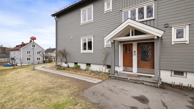 Her løper og sykler barn på bilfrie veier mellom husene - ren barndomsidyll