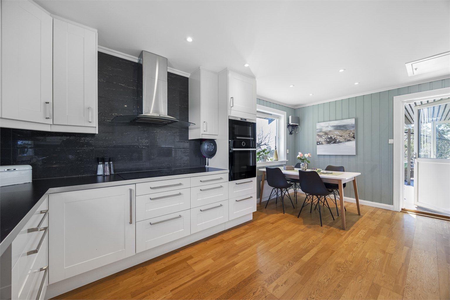 Fra kjøkkenet er det også utgang til uteområdet.