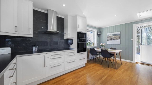 Fra kjøkkenet er det også utgang til uteområdet.