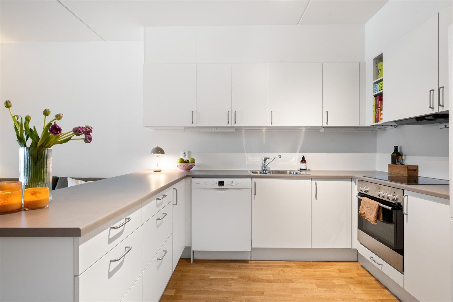 Kjøkkenet har god benk- og skapplass og integrert komfyr og keramisk platetopp.