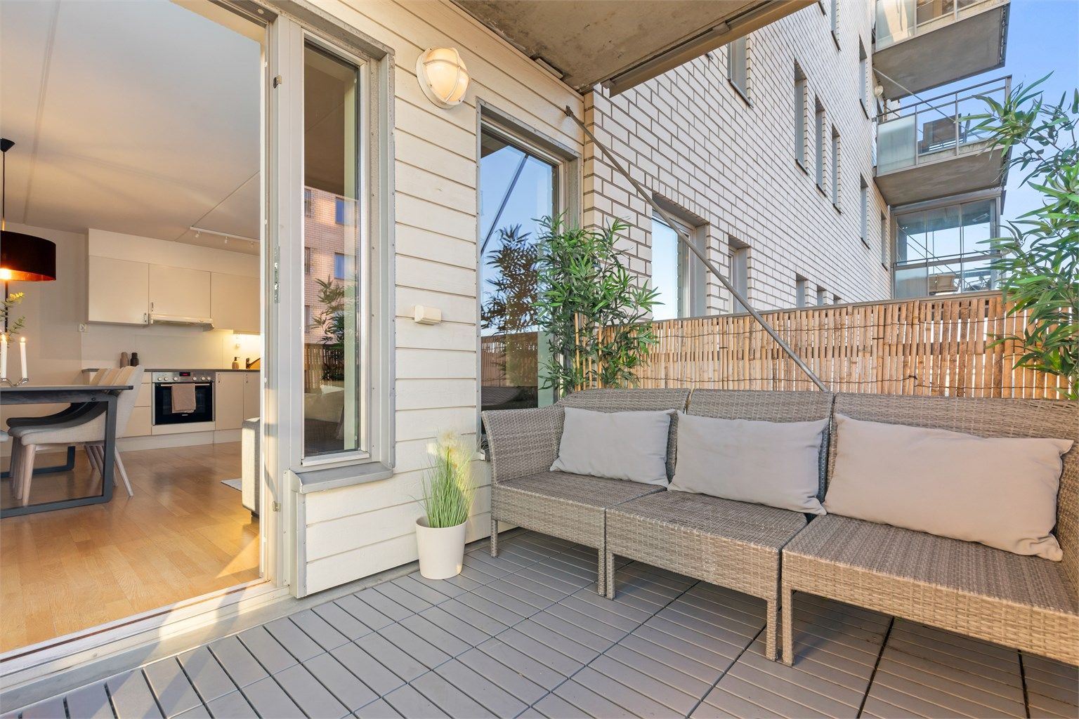 Balkongen er en fin forlengelse av stuen de dagene været tillater det. Her kan man i følge selger nye solen fra kl. 09:00-17:00 på sommerstid. 