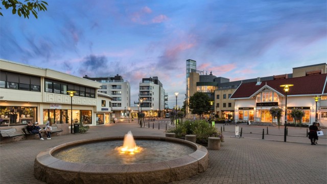 Fra boligen er det kort gåavstand til Bekkestua sentrum. Her finner man en rekke butikker, restauranter/kaféer, t-bane og bussforbindelser