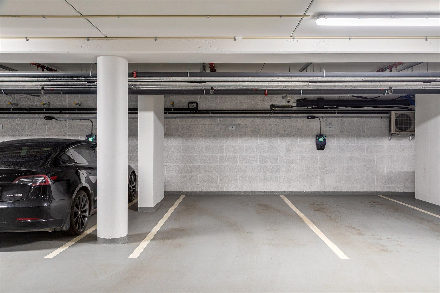 Innvendig parkering, med mulighet for elbil-lading. Plassen kan kjøpes mot tillegg i prisen. Se pkt. parkering i salgsoppgaven