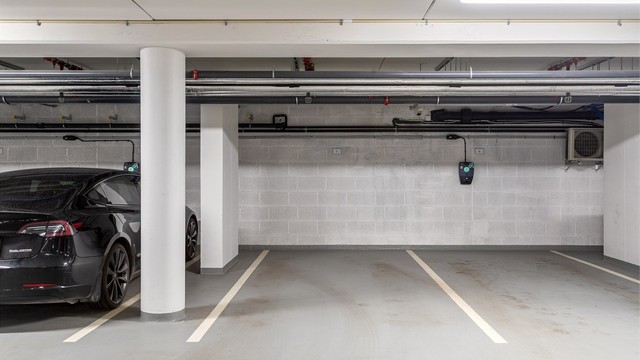 Innvendig parkering, med mulighet for elbil-lading. Plassen kan kjøpes mot tillegg i prisen. Se pkt. parkering i salgsoppgaven