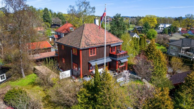 En herskapelig villaeiendom fra 1929, beliggende på en stor, solrik og parkmessig opparbeidet tomt på Øvre Høvik. Foto: Zovenfra AS