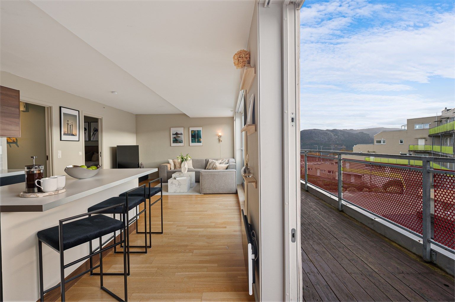 Solrik balkong på 13 kvm med delvis utsikt mot sjø, plass til hagemøbler.