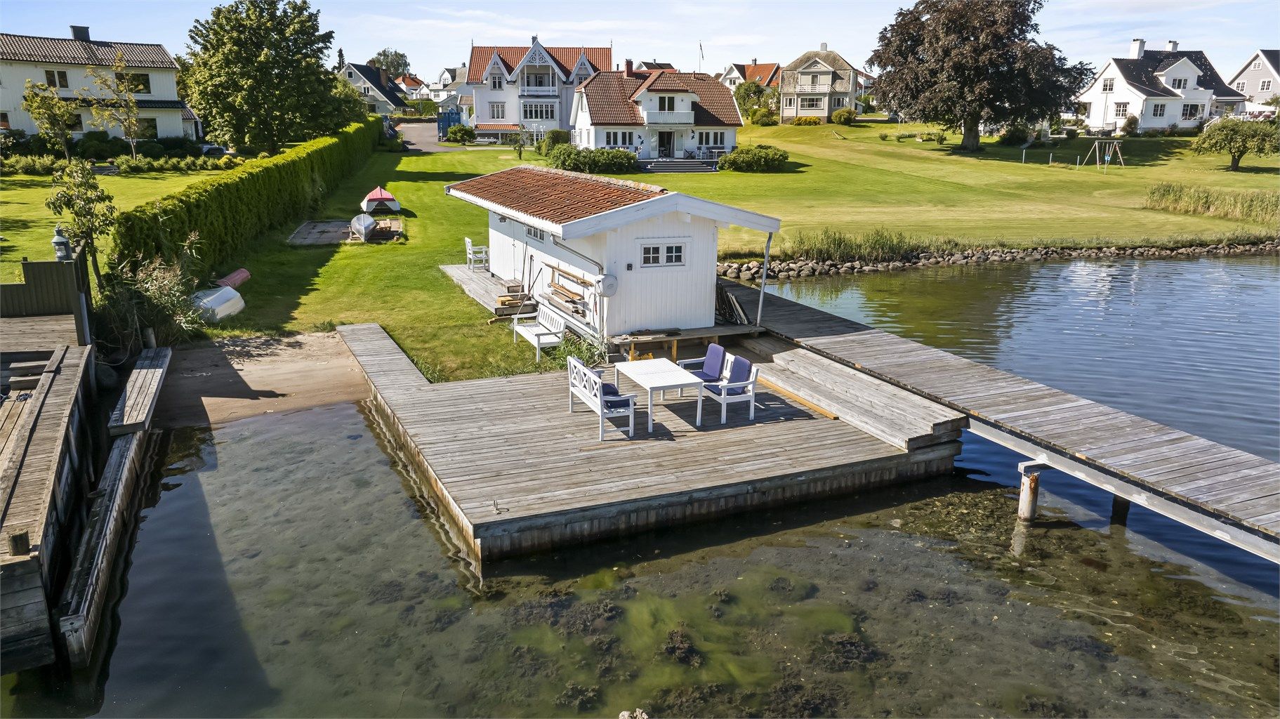 Parsellen ved vannet består av brygge, båthus og strand hvor man eier 1/3