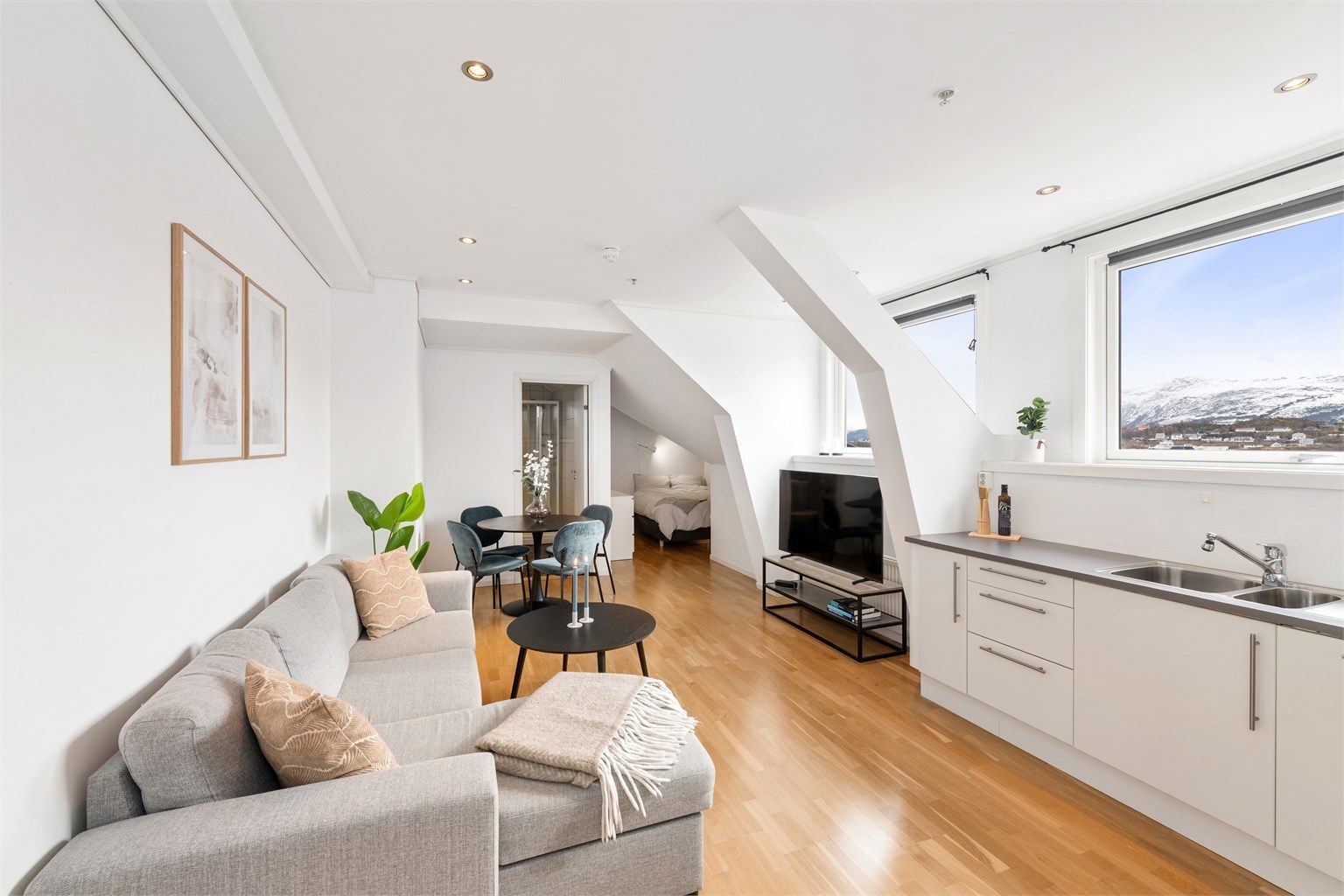 Krogsveen Sunnmøre v/Eiendomsmegler Camilla Christensen har gleden av å presentere en lys og arealeffektiv 1-roms leilighet med fjernvarme i hjertet av Ålesund sentrum 