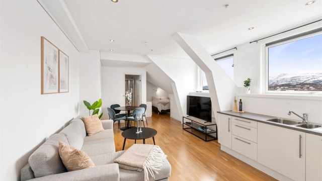 Krogsveen Sunnmøre v/Eiendomsmegler Camilla Christensen har gleden av å presentere en lys og arealeffektiv 1-roms leilighet med fjernvarme i hjertet av Ålesund sentrum