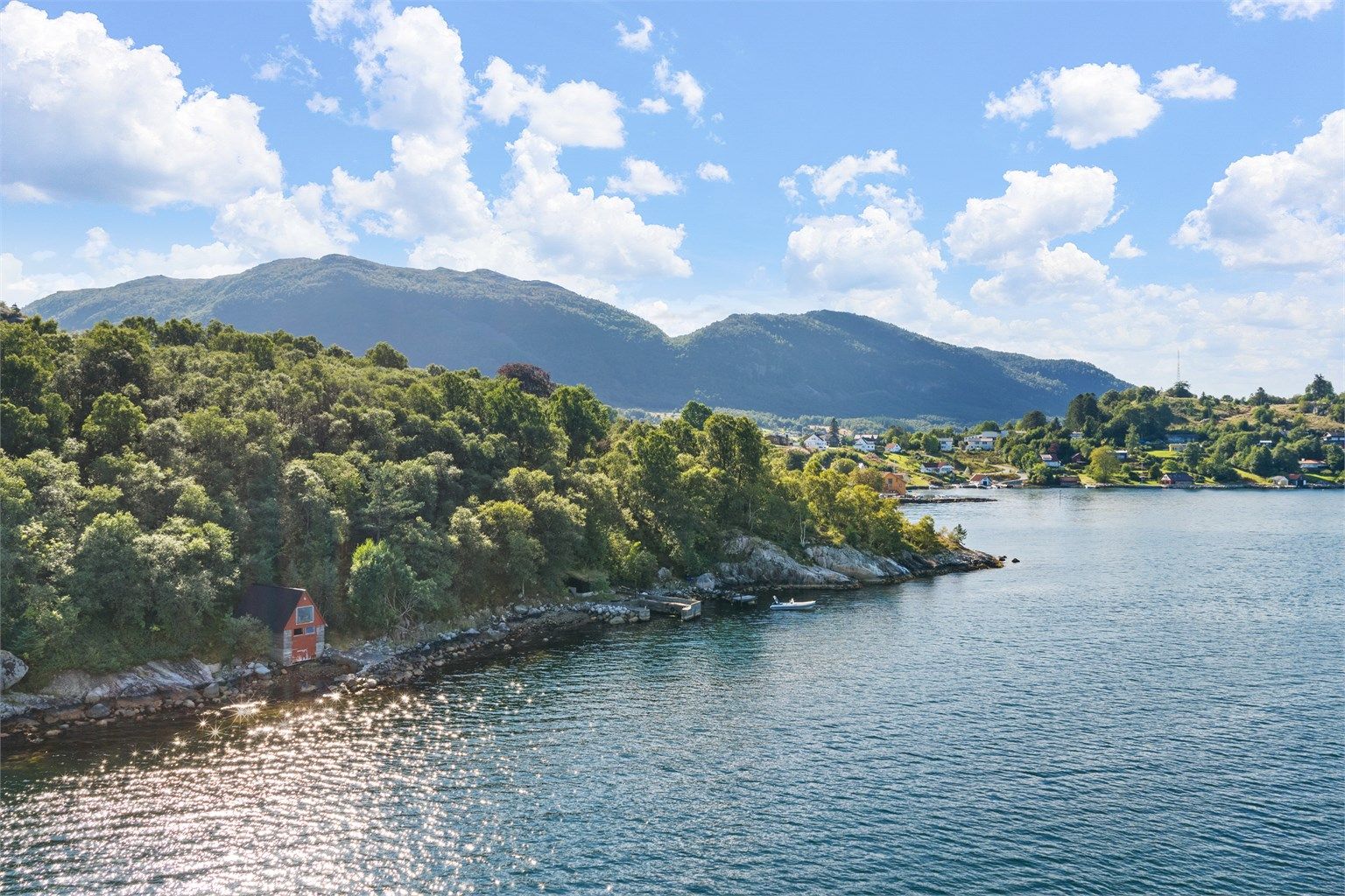 Naustet i Kalvaskogen ligger usjenert til vannkanten med fri fjordutsikt.