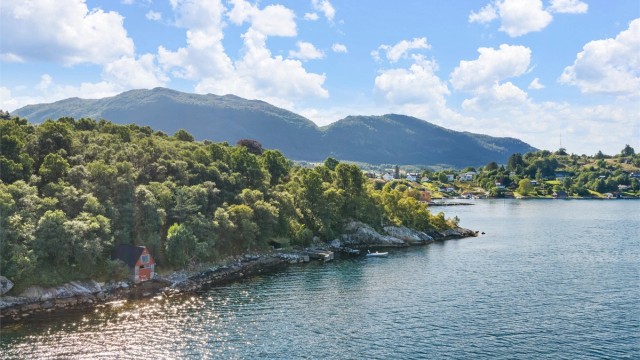Naustet i Kalvaskogen ligger usjenert til vannkanten med fri fjordutsikt.