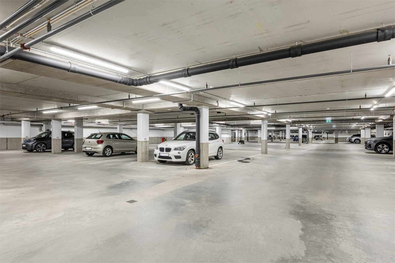 1 plass i romslig parkeringskjeller.