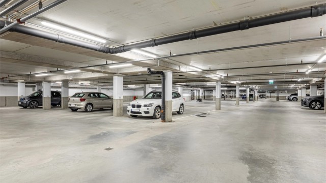 1 plass i romslig parkeringskjeller.