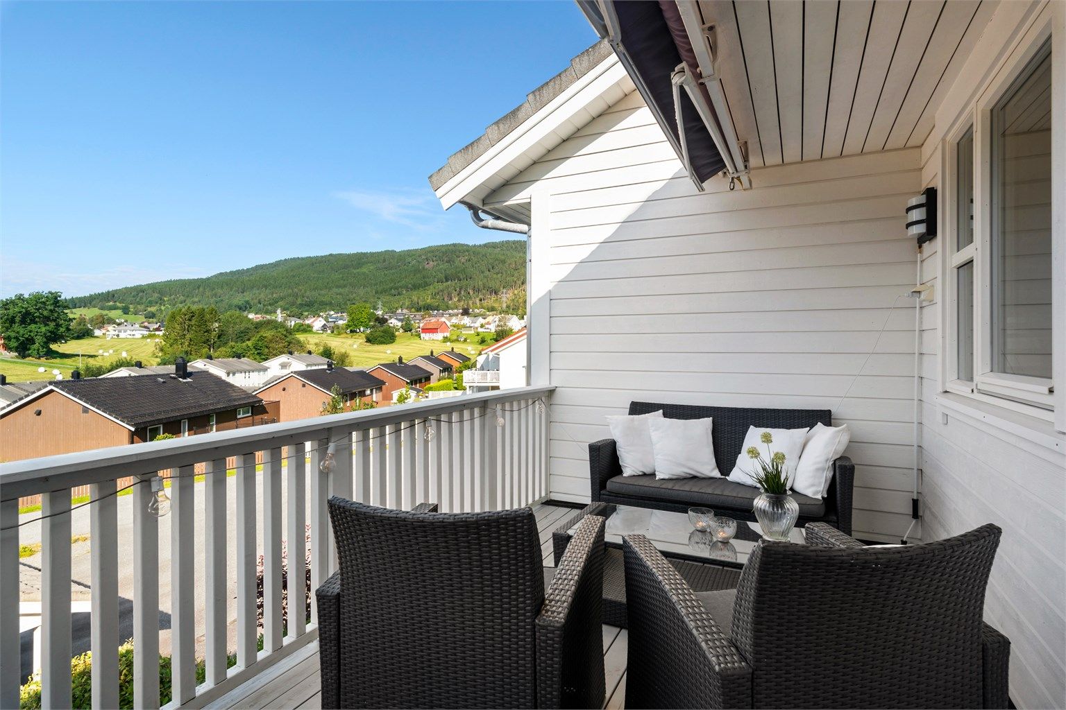 Fra rommet er det direkte utgang til vestvendt veranda på ca 9m². Her er det sol  fra ca klokken 12 til utover kvelden i følge selger. Verandaen har installert utebelysning og utvendig stikkontakt