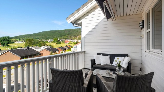 Fra rommet er det direkte utgang til vestvendt veranda på ca 9m². Her er det sol fra ca klokken 12 til utover kvelden i følge selger. Verandaen har installert utebelysning og utvendig stikkontakt