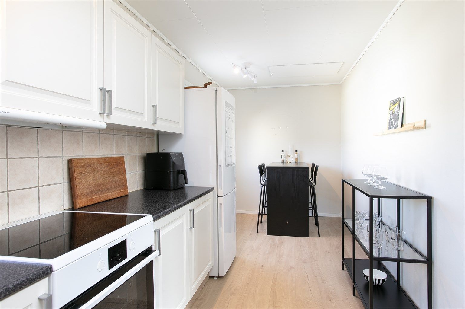 Fra kjøkken mot spisesplass