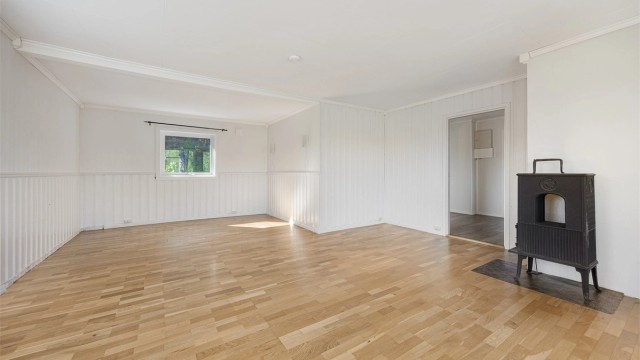 De store vindusflatene er fra 2022 og slipper inn rikelig med dagslys.