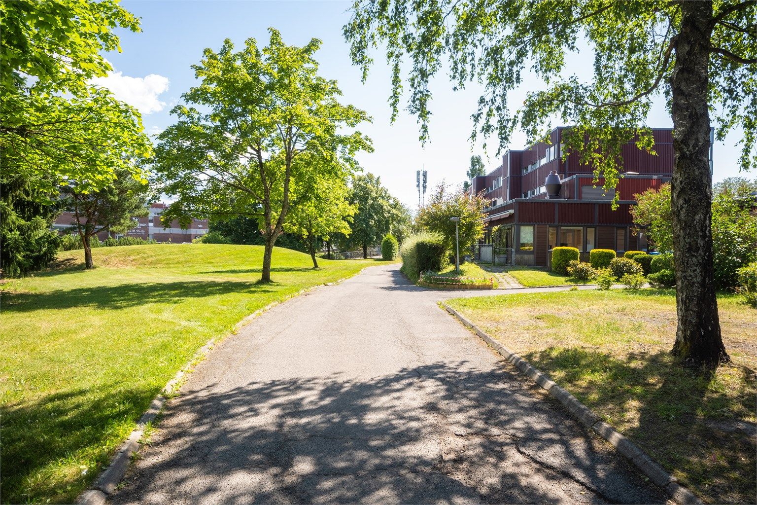 Opparbeidede gangveier og grønne områder bidrar til et hyggelig bomiljø.