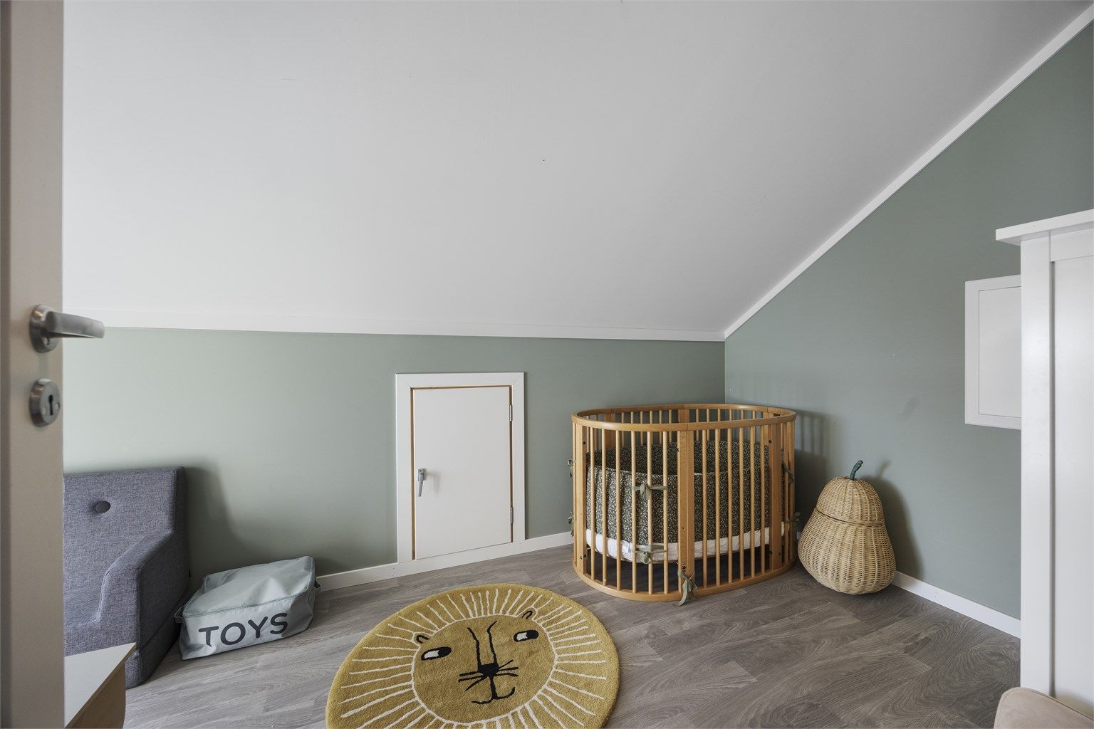 Praktisk utnyttelse av plassen med lagringsmuligheter i kneveggene.