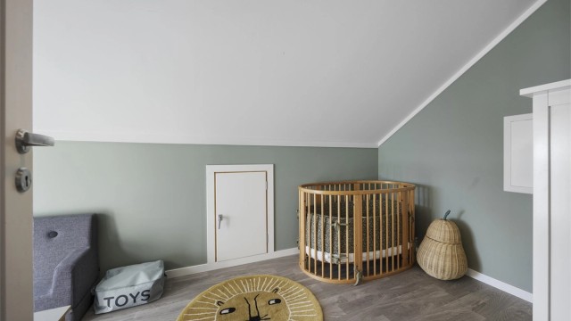 Praktisk utnyttelse av plassen med lagringsmuligheter i kneveggene.