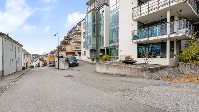 Bilde av blokken og nærområdet - tatt fra øst mot vest i retning bysentrum