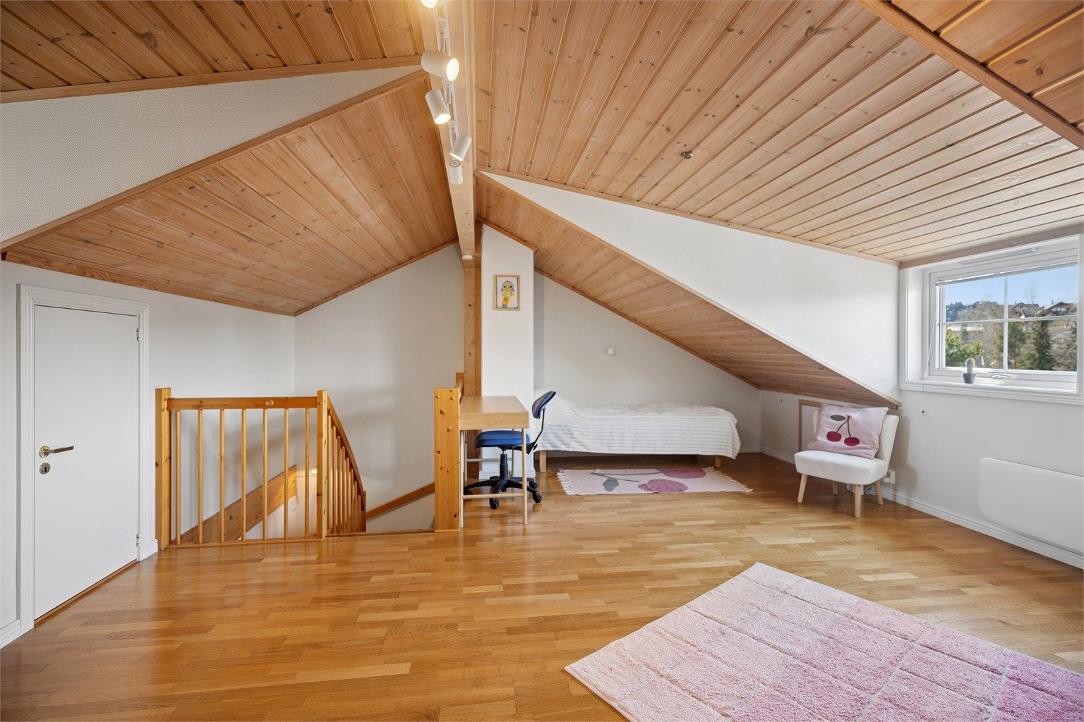 Inngang til bod til venstre fra trappoppgangen samt lagring i kneveggene. 