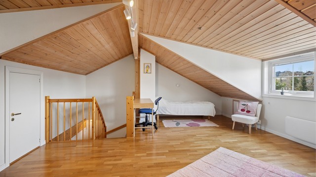 Inngang til bod til venstre fra trappoppgangen samt lagring i kneveggene.