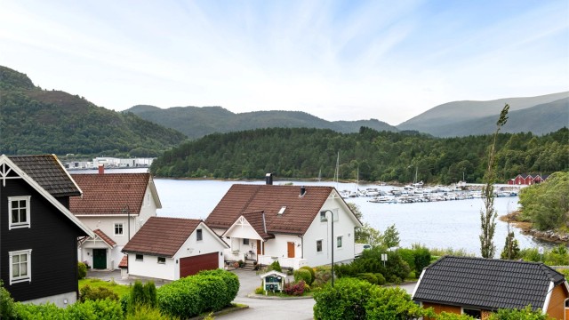 Utsikt mot småbåthavnen.