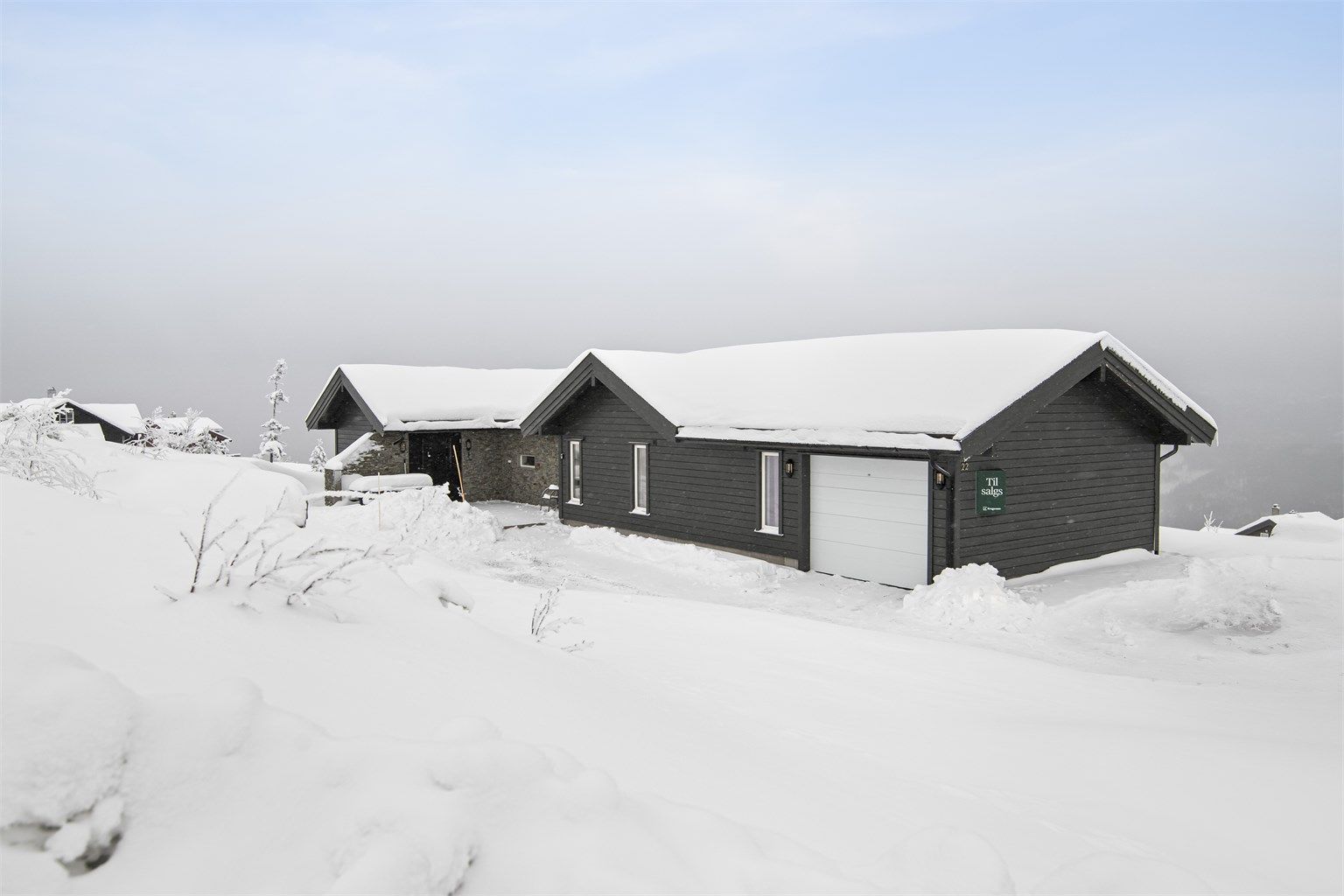 Garasje og stor gårdsplass