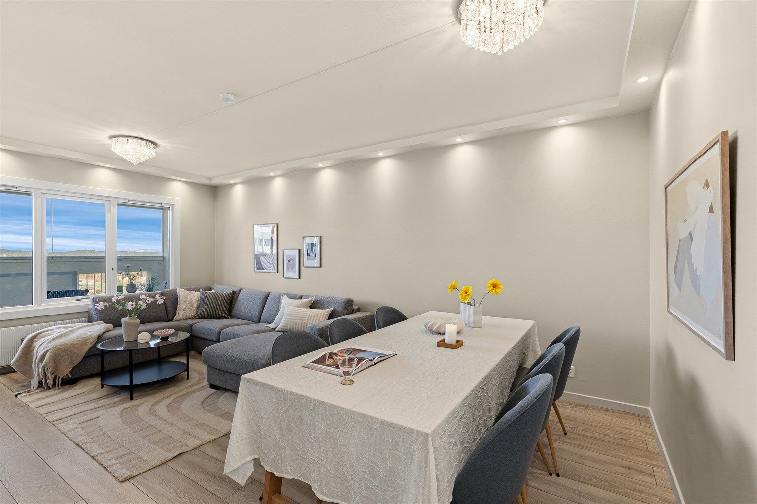 En stor 3-roms leilighet i byggets 10. etasje med fantastisk utsikt. 