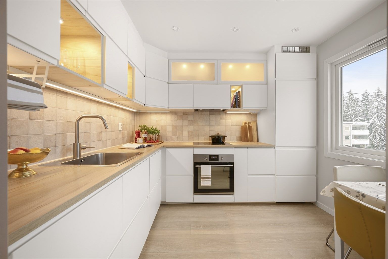 Lekkert, tidløst kjøkken fra 2017, med integrerte hvitevarer.