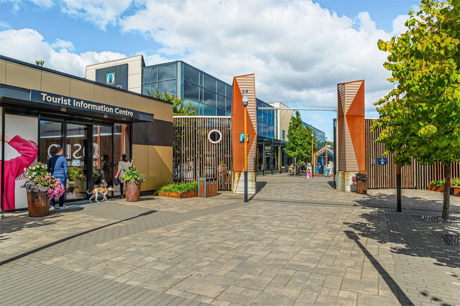Nærområdet har flere kjøpesentre, inkludert det populære Oslo Fashion Outlet.