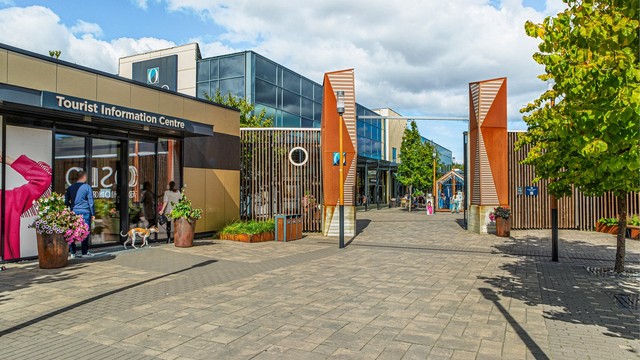 Nærområdet har flere kjøpesentre, inkludert det populære Oslo Fashion Outlet.