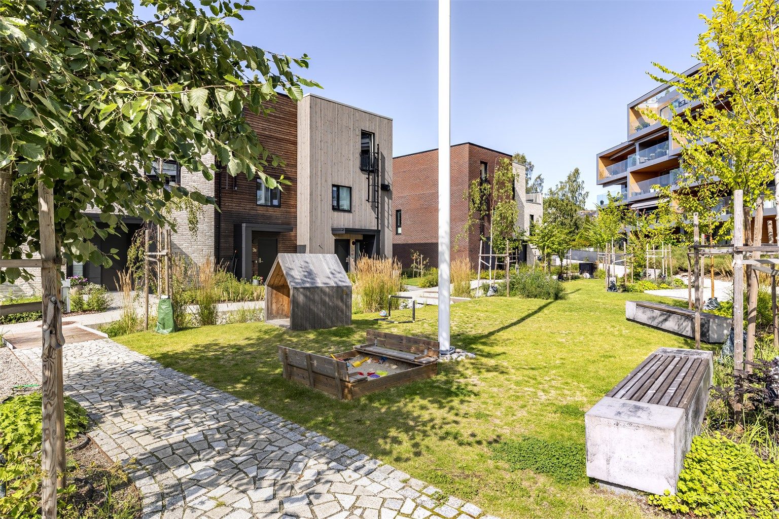 Pent opparbeidet fellesarealer - Perfekt bolig for småbarnsfamilier med diverse leketilbud på tunet
