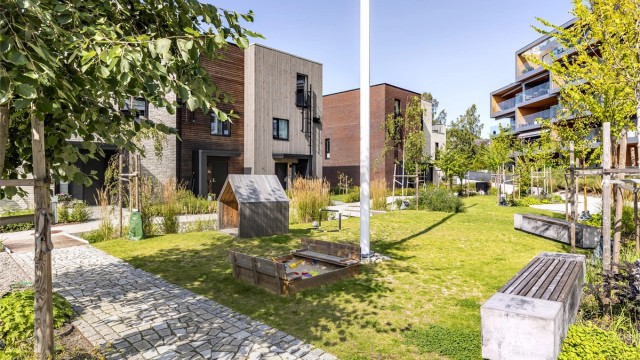Pent opparbeidet fellesarealer - Perfekt bolig for småbarnsfamilier med diverse leketilbud på tunet