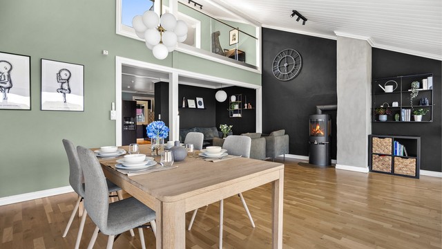 Stuen er romslig og lar seg lett møblere etter eget ønske.