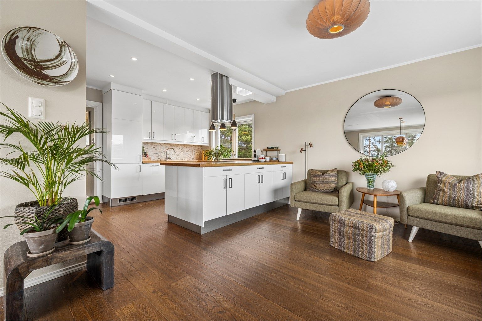 Kjøkkenet og stuen utgjør et åpent og sosialt allrom med god plass til både sofagruppe og spisebord.