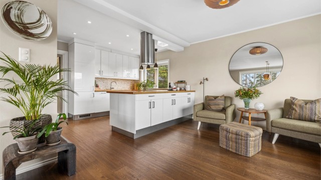 Kjøkkenet og stuen utgjør et åpent og sosialt allrom med god plass til både sofagruppe og spisebord.