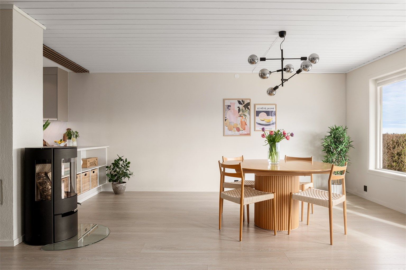 Peisovn sentralt i rommet som gir fra seg godt med varme på kaldere dager