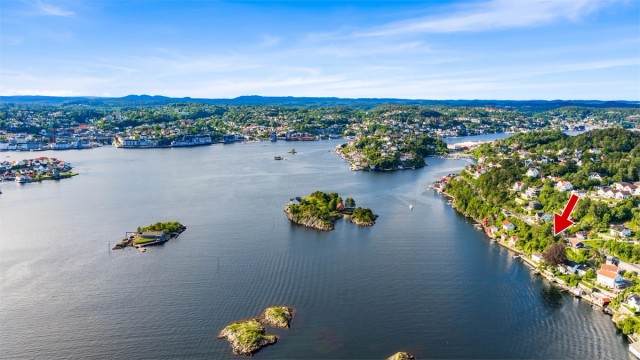 Fra eiendommen er det kun en 15-minutters kjøretur til Arendal sentrum med alle servicetilbud. Det er ca. 15 min. spasertur til Skilsøyferga fra huset.